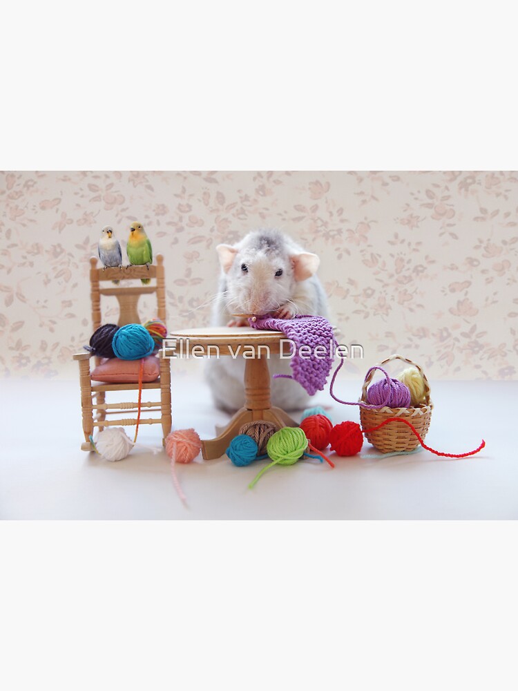 Rosie knitiing with friends by Ellen