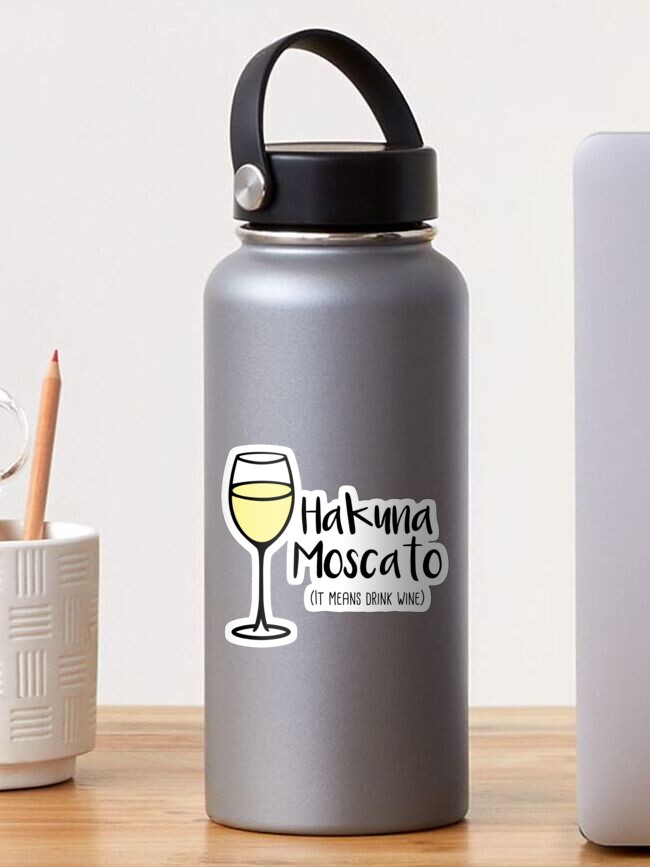 Thumbnail 1 von 3, Sticker, Hakuna Moscato – Wein trinken – Wein-Wortspiel – Wein-Humor designt und verkauft von yayandrea.