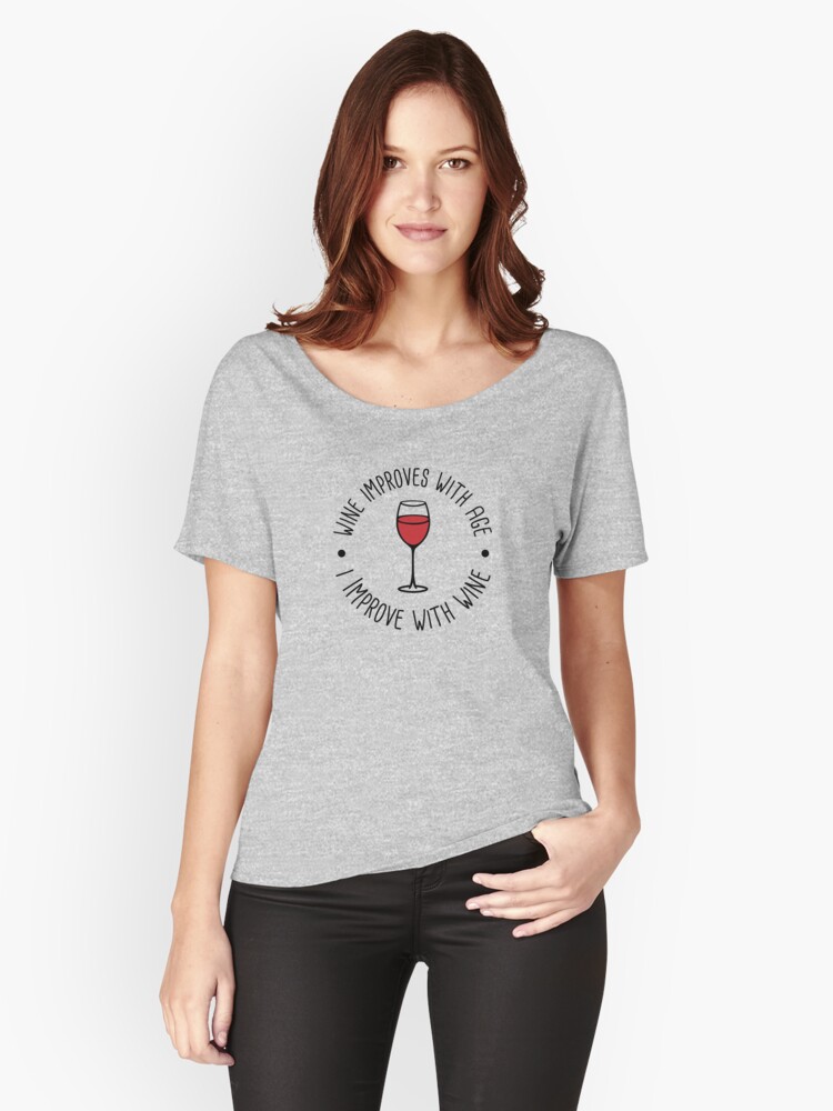 Thumbnail 1 von 3, Loose Fit T-Shirt, Wein wird mit dem Alter besser - Ich werde mit Wein besser designt und verkauft von yayandrea.