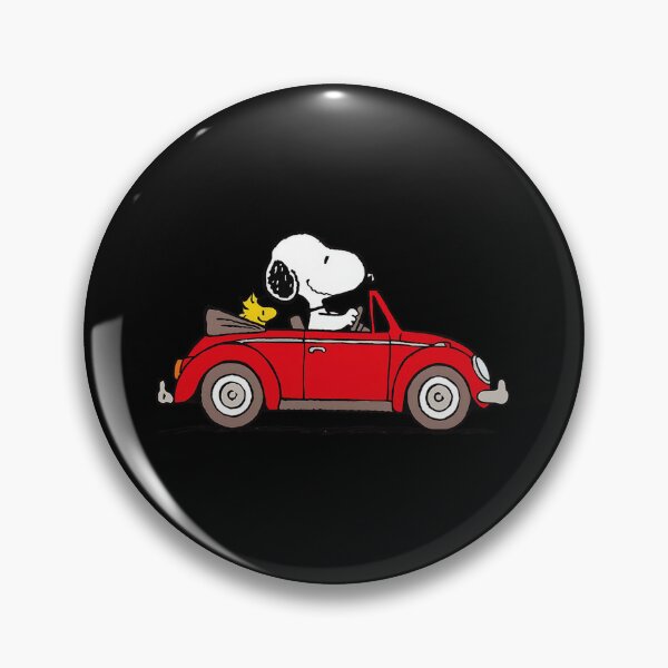 Artikelvorschau, Snoopy und Woodstock aus dem Peanuts-Comicstrip fahren einen klassischen roten Wagen entworfen und verkauft von Kazenofab88.