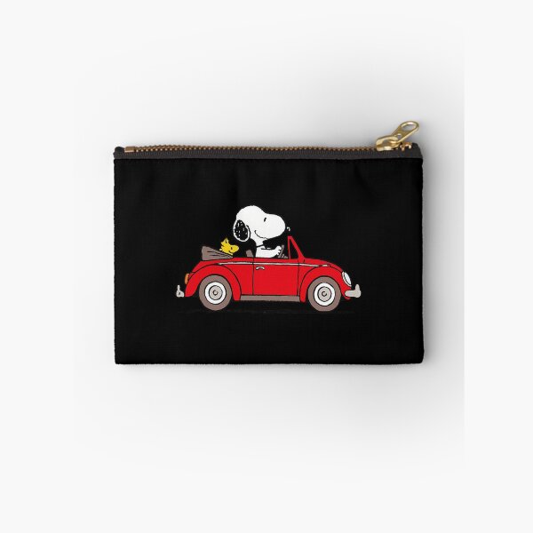 Artikelvorschau, Snoopy und Woodstock aus dem Peanuts-Comicstrip fahren einen klassischen roten Wagen entworfen und verkauft von Kazenofab88.