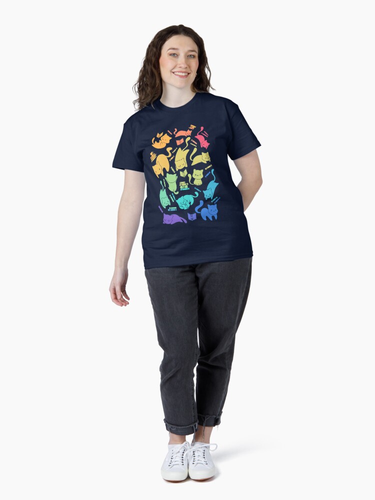 Imagen 4 de 7, Camiseta clásica con la obra Gatos y libros, diseñada y vendida por TaylorRoss1.
