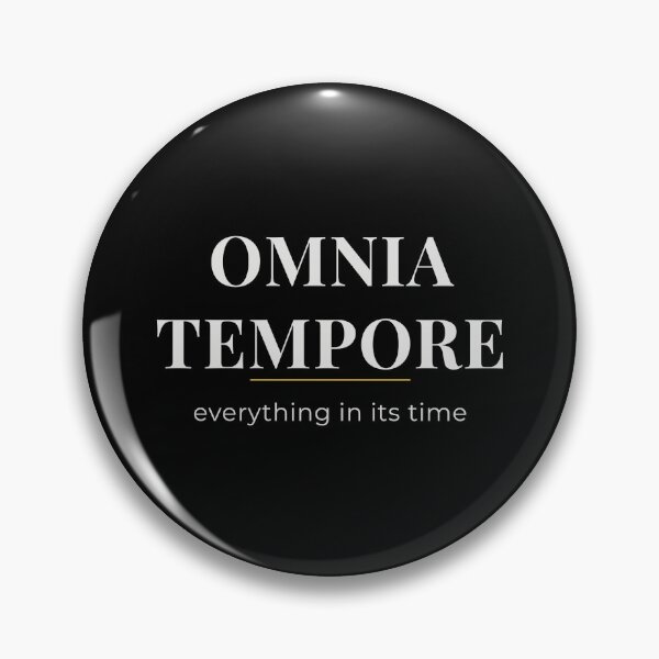 Artikelvorschau, Omnia Tempore – Lateinischer Ausdruck über das richtige Timing entworfen und verkauft von AETERNA VERBA.