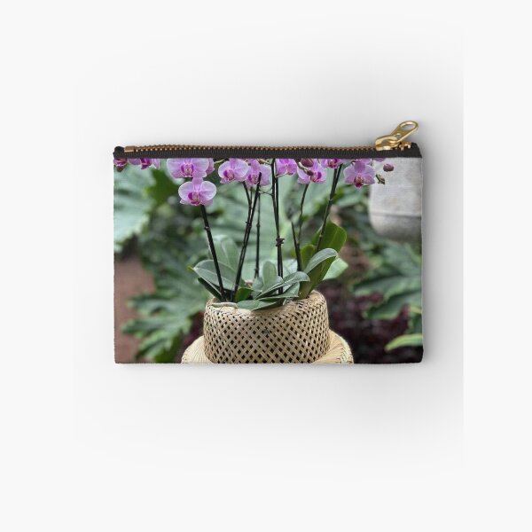 Aperçu de l'œuvre Orchidées éclatantes dans un panier tressé Ty Segall créée et vendue par Wieckmananddoc.