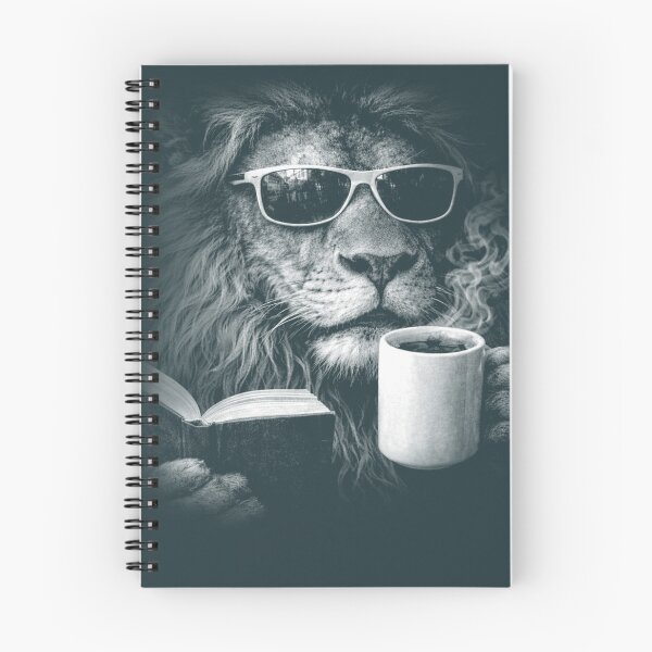 Artikelvorschau, Cooles Leselöwen-T-Shirt | Lustiges Löwen-Design für Kaffeeliebhaber (Schwarz-Weiß) entworfen und verkauft von ArtiFize Store.