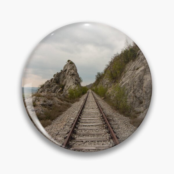 Artikelvorschau, Drunken Railway – Gerade Gleise durch Felsenpass & Talblick | Scenic Railroad Photography entworfen und verkauft von MarkusUrbex.