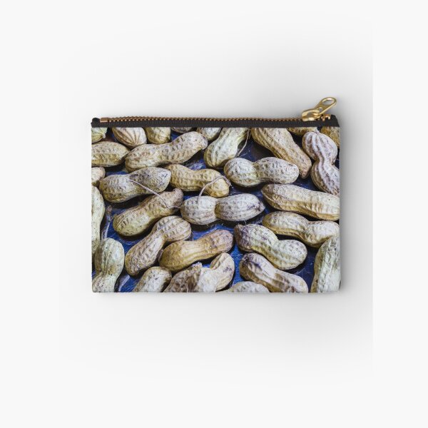 Artikelvorschau, Verschiedene Erdnüsse in der Schale, verteilt auf einer blauen Oberfläche, präsentieren frische landwirtschaftliche Produkte. entworfen und verkauft von Nmallia.