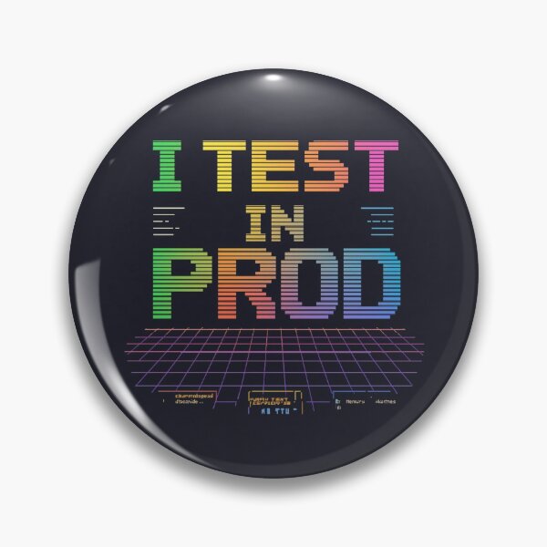 Artikelvorschau, Ich teste in der Produktion – Retro-Pixel-Art-Programmiererhumor entworfen und verkauft von PXEpic.