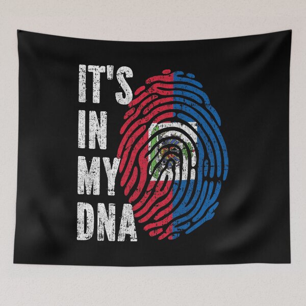 Artikelvorschau, ES LIEGT IN MEINER DNA – Haiti-Flagge – Wurzeln entworfen und verkauft von CosmoKitsch.