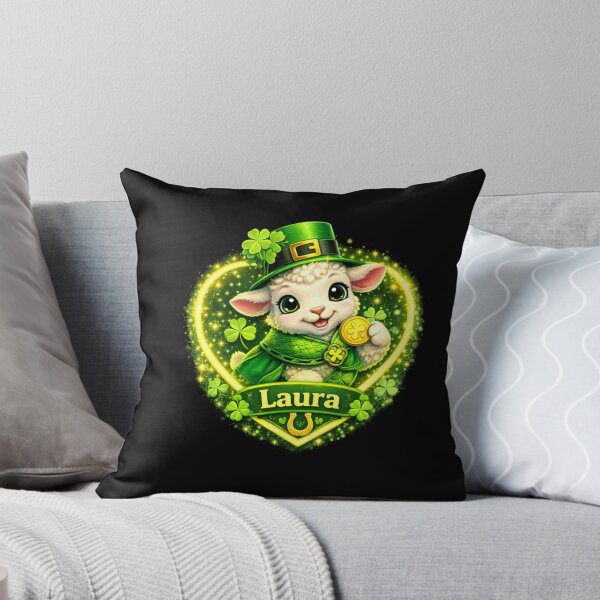 Aperçu de l'œuvre Laura l'agneau chanceux – Mignonne pièce de trèfle créée et vendue par MACodDesigns.