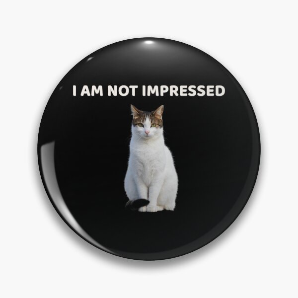 Artikelvorschau, Ich bin nicht beeindruckt – Meme mit urteilender Katze im minimalistischen Design entworfen und verkauft von MB-CatPrints.