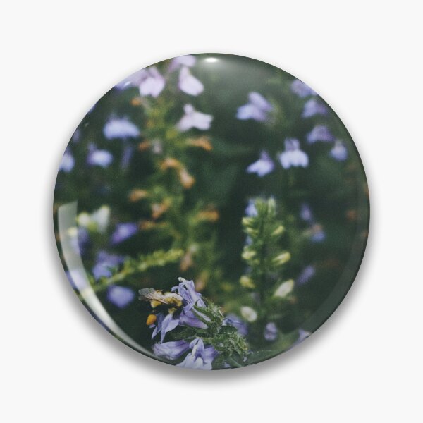 Artikelvorschau, Blumenfoto mit Biene entworfen und verkauft von alannaphotoa.