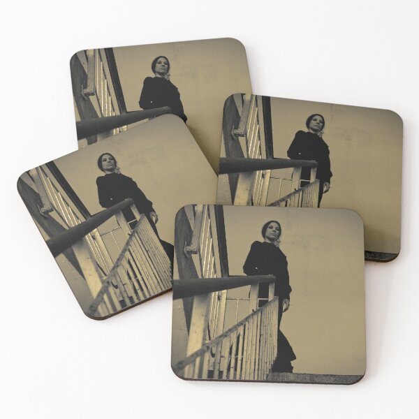 Artikelvorschau, Geheimnisvolle Frau in schwarzem Kleid steht auf der Treppe – Sepia-Kunstposter entworfen und verkauft von grande76.