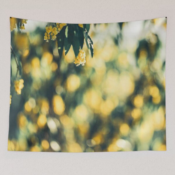 Aperçu de l'œuvre Fond bokeh de feuilles dorées au soleil créée et vendue par SassyArtistry.