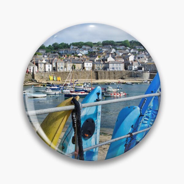 Artikelvorschau, Kajaks in Mousehole in Cornwall entworfen und verkauft von rosiephotos.