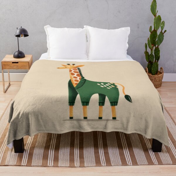 Artikelvorschau, Die in einen Pullover gekleidete Giraffe steht still. entworfen und verkauft von anytka.