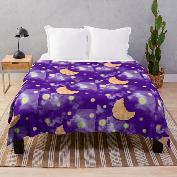 Artikelvorschau, Croissant Lila Dunkle Nacht Sterne Gebäck Gelb Aufkleber Drucke Poster Wandkunst Magnet Zuhause Kaffeetasse Dekoration T-Shirt Schreibwaren Notizbuch Magnet Hut Küche Arbeit Schule Büro Redbubble Shop entworfen und verkauft von Saritas Boutique Shop.