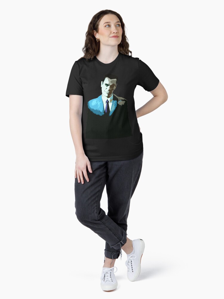 Aperçu 4 sur 7. T-shirt essentiel avec l'œuvre Homme du gouvernement créée et vendue par chonnychu.