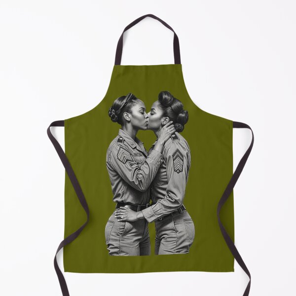 Artikelvorschau, Lesbische Afroamerikanerinnen küssen sich in Militäruniform – LGBTQIA-Paar – Romantisches Valentinstagsgeschenk – Jahrestagsgeschenk entworfen und verkauft von pillarofme.