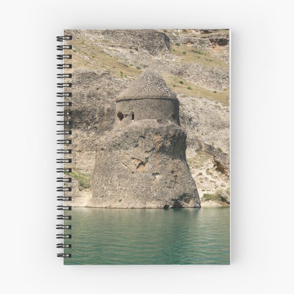 Artikelvorschau, Uralter Felsenturm erhebt sich aus türkisfarbenem Wasser entworfen und verkauft von OzdizdarStudio.