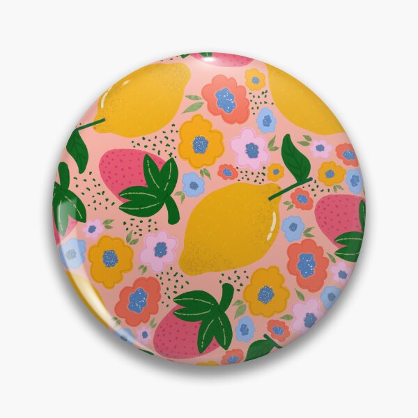 Artikelvorschau, Niedliches Zitronen- und Erdbeermuster – Rosa florales Sommerfruchtdesign entworfen und verkauft von Vicci Lou Illustration .