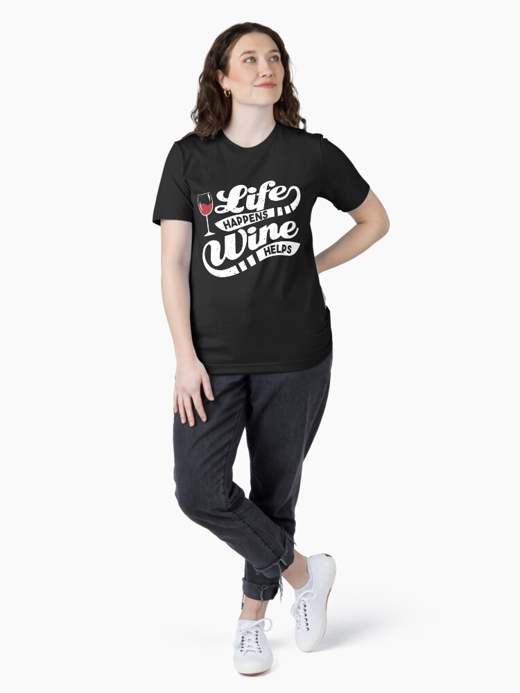 Thumbnail 4 von 7, Essential T-Shirt, Life Happens Wine Helps - Funny Wine Quote Gift designt und verkauft von yeoys.