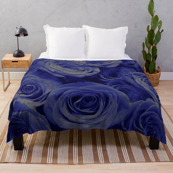 Artikelvorschau, Blauer Denim, Rosen – romantisches Foto mit hellblauen, periwinkelfarbenen Blumen entworfen und verkauft von hollycooper.