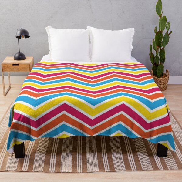 Artikelvorschau, Lebhaftes Retro-Regenbogen-Chevron-Muster entworfen und verkauft von risingrocket.