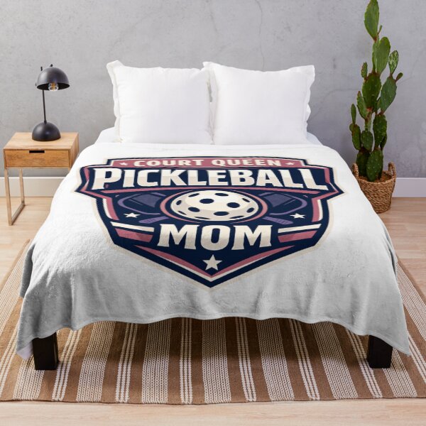 Artikelvorschau, Court Queen Pickleball-Mama-Shirt – Auffälliges Sport-Logo-Design – Geschenk für ambitionierte Mütter entworfen und verkauft von Pickleball-Gift.