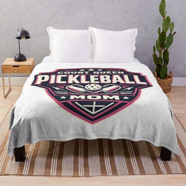 Artikelvorschau, Court Queen Pickleball-Mama-Shirt – Auffälliges Sport-Logo-Design – Geschenk für ambitionierte Mütter entworfen und verkauft von Pickleball-Gift.