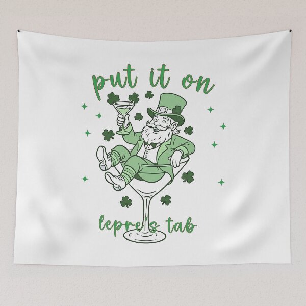 Aperçu de l'œuvre Illustration vintage d'un cocktail Martini lutin pour la Saint-Patrick, style vintage et humoristique. créée et vendue par M-Andrews.