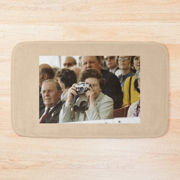 Item preview, Queen Elizabeth II takes a photo designed and sold by KNBS.