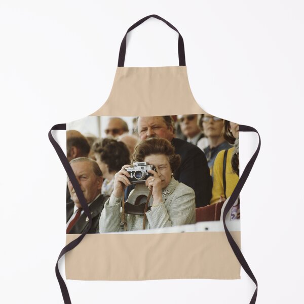 Item preview, Queen Elizabeth II takes a photo designed and sold by KNBS.