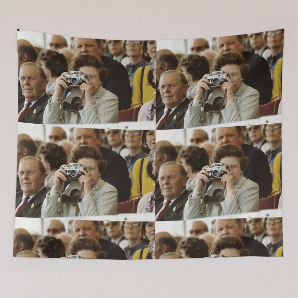 Item preview, Queen Elizabeth II takes a photo designed and sold by KNBS.