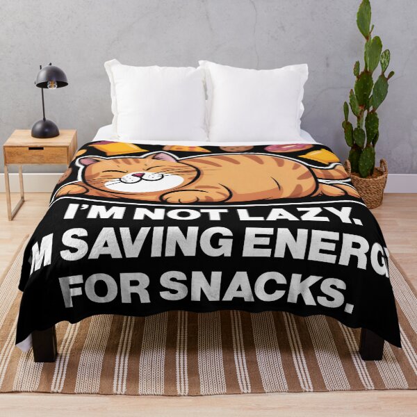 Artikelvorschau, Lustiges T-Shirt mit fauler Katze, die Energie für Snacks spart – niedliches Design für eine Feinschmeckerin (Cartoon-Katze) entworfen und verkauft von DineshArtShop.