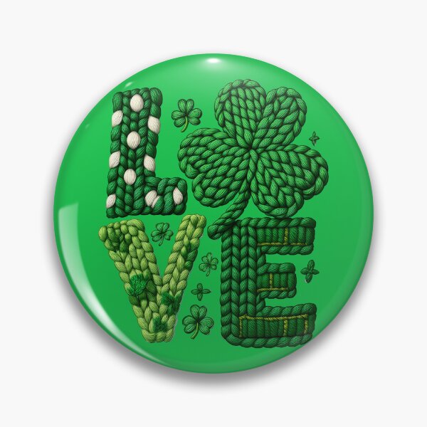 Artikelvorschau, The Design Features Classic St. Patrick’s Day Elements Like Shamrocks, Beer, And Leprechauns. It’s Ideal For Parties, Pub Crawls, or a Relaxed Night With Friends. entworfen und verkauft von MalwasBasket.