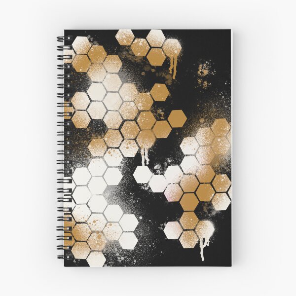 Artikelvorschau, Gold-Schwarzes Hexagon-Grunge-Muster – Abstraktes Muster mit metallischen Sprenkeln entworfen und verkauft von TheArtOfTreble.