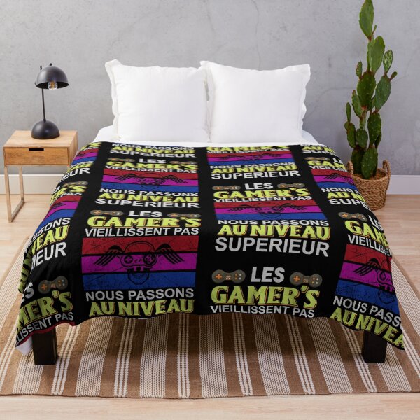 Aperçu de l'œuvre Les Gamers Ne Vieillissent Pas - Level Up Retro Gaming créée et vendue par MOFAPPAREL.