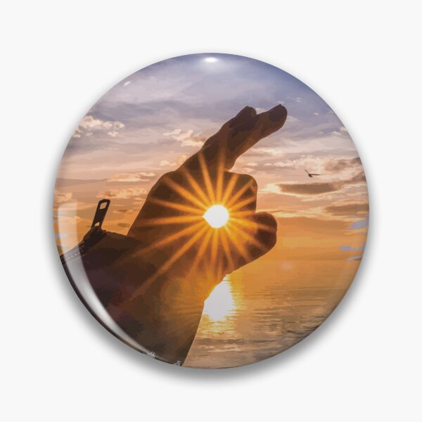 Artikelvorschau, Hand hält die Sonne im Sonnenuntergang entworfen und verkauft von Arturo Daniel Garcia Palomo.