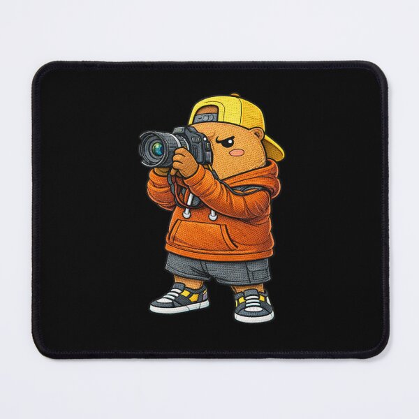 Artikelvorschau, Fotografisches Wasserschwein mit DSLR-Kamera – Niedlicher Kawaii-Wasserschwein-Fotografie-Aufnäher im Stickstil entworfen und verkauft von ColorSplash123.