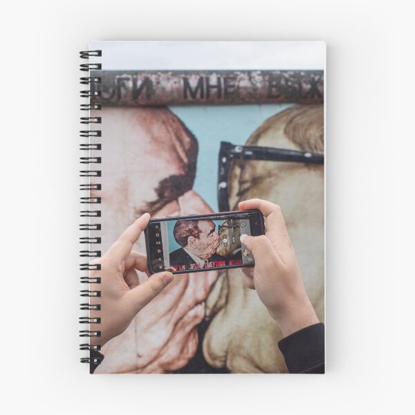 Artikelvorschau, Berliner Mauer-Kuss-Wandbild – Fotografieren der Breschnew-Honecker-East-Side-Galerie entworfen und verkauft von Paddyism.