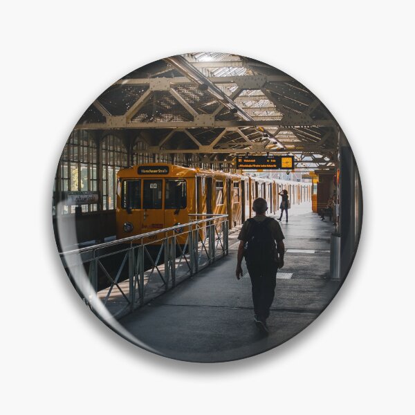 Artikelvorschau, Berliner U-Bahn-Zug am Bahnhof Warschauer Straße – Urban Transit Photography entworfen und verkauft von Paddyism.