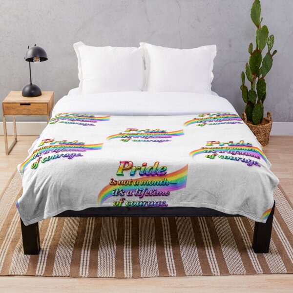 Aperçu de l'œuvre La fierté n'est pas un mois, c'est un courage pour la vie – Citation arc-en-ciel chromée LGBTQ+ pour t-shirt, autocollant, coque de téléphone, mug, sac, sweat à capuche créée et vendue par ArtByTripti.