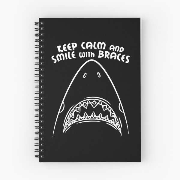 Aperçu de l'œuvre Gardez le calme et le sourire avec des accolades Drôle cadeau dentiste orthodontiste requin amant créée et vendue par Teeleo.