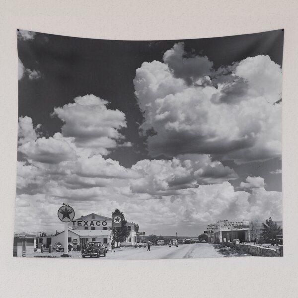 Artikelvorschau, Vintage-Tankstelle, Route 66, Roadtrip-Fotografie von 1948, Schwarz-Weiß-Landschaftsfoto, Kunstdruck entworfen und verkauft von Astrid Arkhangelsky.