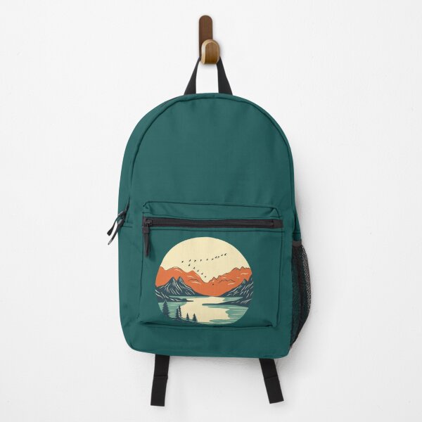 Artikelvorschau, Vintage-Berglandschaft mit Sonnenuntergang, See und fliegenden Vögeln – Ästhetisches T-Shirt-Design für Naturabenteuer entworfen und verkauft von Purti123.