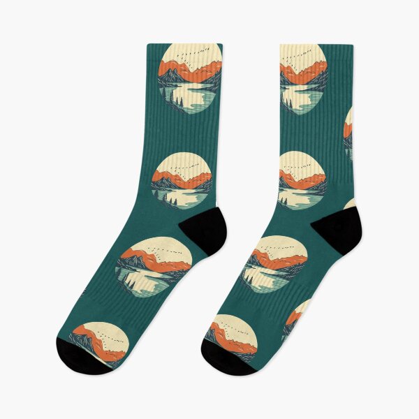 Artikelvorschau, Vintage-Berglandschaft mit Sonnenuntergang, See und fliegenden Vögeln – Ästhetisches T-Shirt-Design für Naturabenteuer entworfen und verkauft von Purti123.