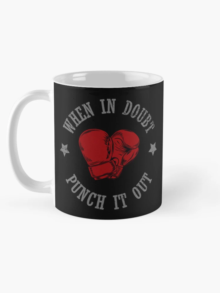Aperçu 5 sur 6. Mug à café avec l'œuvre Boxe créée et vendue par Rivanify.
