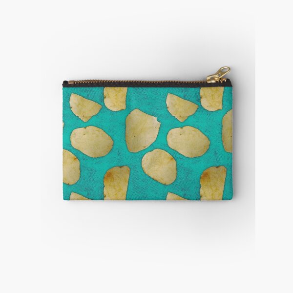 Aperçu de l'œuvre Motif sans couture de chips sur fond vert d'eau créée et vendue par Paintbrushbetty.
