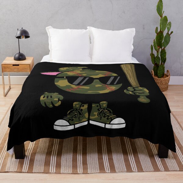 Artikelvorschau, Cartoon-Design eines Baseballspielers im Camouflage-Look entworfen und verkauft von KIROSALS.